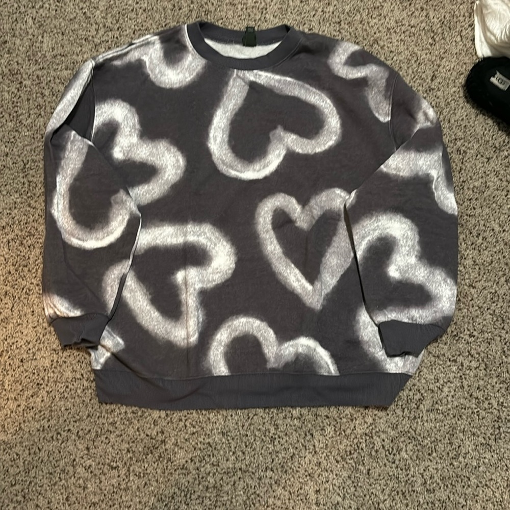 SIZE XL HEART CREWNECK